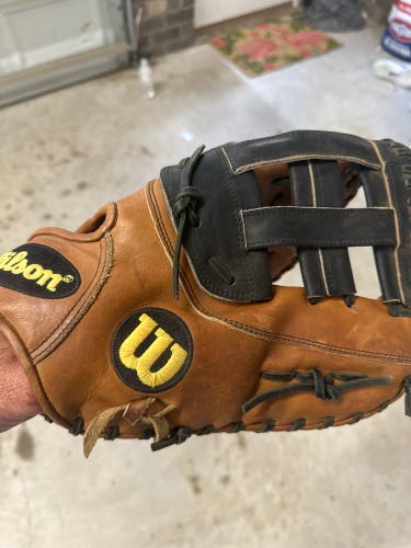 Wilson A2000 RH First Base Baseball Glove 12.5" (Used)