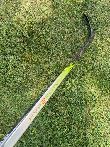 Intermediate Bauer Vapor Hyperlite 2 Hockey Stick Right Handed P28
