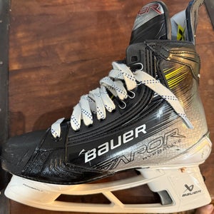 Bauer Vapor Hyperlite 2 Hockey Skates Extra Wide Width Size 4.5 (Used)