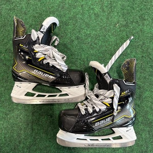 Youth Bauer Supreme M40 Hockey Skates (Regular) Size 12 (Used)