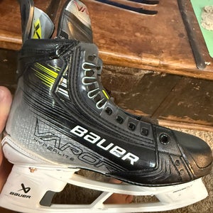 Bauer Vapor Hyperlite 2 Hockey Skates Extra Wide Width Size 4.5 (Used)
