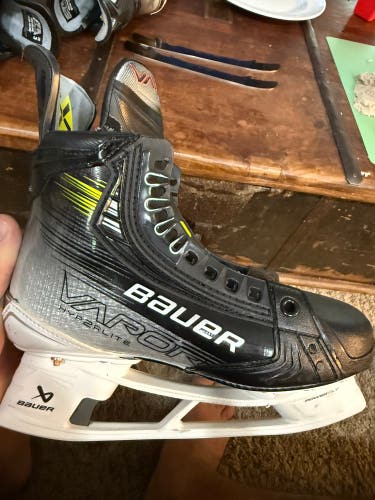 Bauer Vapor Hyperlite 2 Hockey Skates Extra Wide Width Size 4.5 (Used)