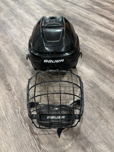 Medium Bauer Re-Akt 85 Helmet with Bauer II Facemask (Used)