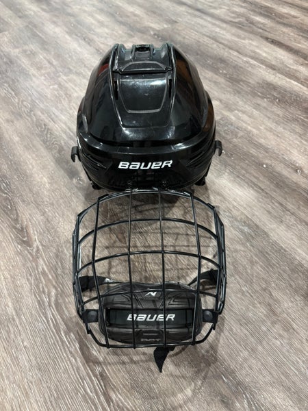 Medium Bauer Re-Akt 85 Helmet with Bauer II Facemask (Used)