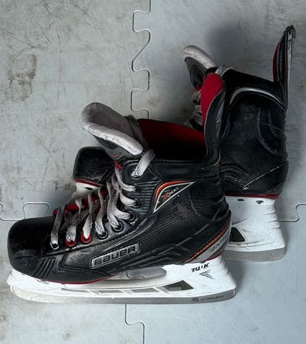 2017 Bauer Vapor X500 Hockey Skates Regular Width Size 5 (Used)