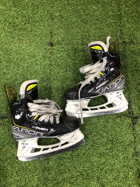 Junior Bauer Vapor 3X Hockey Skates Regular Width Size 1.5 (Used)