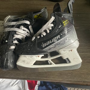 2023 Bauer Vapor Hyperlite 2 Hockey Skates FIT 2 Regular Width Size 4 (Used)