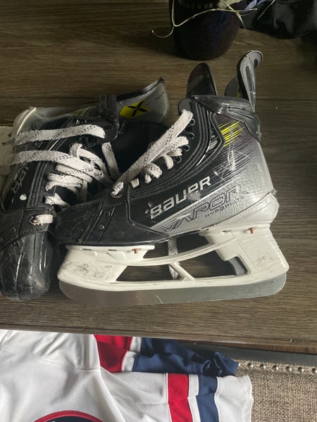 2023 Bauer Vapor Hyperlite 2 Hockey Skates FIT 2 Regular Width Size 4 (Used)