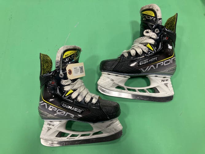 Junior Bauer Vapor 3X Hockey Skates Extra Wide Width Size 1.5 (Used)