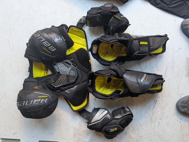 Small Junior Bauer Supreme M5 Pro Shoulder Pads Pro Stock (Used)