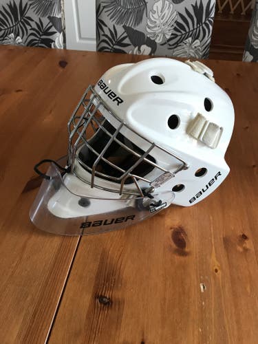 Junior Medium Bauer 930 Goalie Mask (Used)
