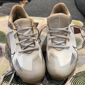 Gray Kid's 5.5Y (Big Kids / Youth) Nike Low Top Molded Cleats (Used)