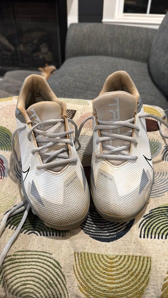 Gray Kid's 5.5Y (Big Kids / Youth) Nike Low Top Molded Cleats (Used)
