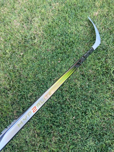 Intermediate Bauer Vapor Hyperlite 2 Hockey Stick Right Handed P92