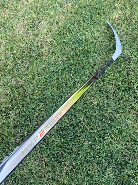 Intermediate Bauer Vapor Hyperlite 2 Hockey Stick Right Handed P92