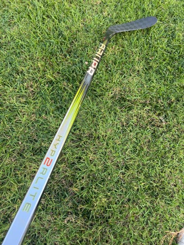 Intermediate Bauer Vapor Hyperlite 2 Hockey Stick Right Handed P28