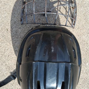 Medium Black Bauer Re-Akt hockey Helmet combo (Used)
