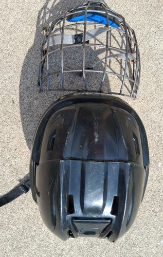 Medium Black Bauer Re-Akt hockey Helmet combo (Used)