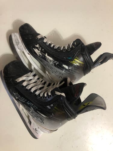 2023 Bauer Vapor Hyperlite 2 Hockey Skates Size 5 (Used)