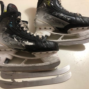 2023 Bauer Vapor Hyperlite 2 Hockey Skates Size 5 (Used)
