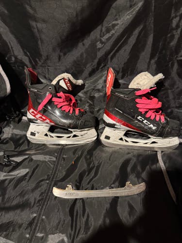CCM JetSpeed FT4 Hockey Skates Regular Width  Size 4 (Used)