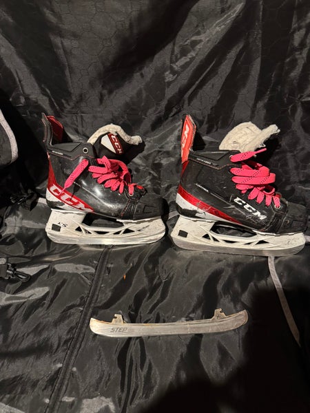 CCM JetSpeed FT4 Hockey Skates Regular Width  Size 4 (Used)