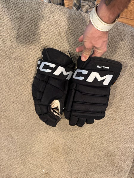 Bruins pro stock CCM HG 4R Pro Gloves 14" Pro Stock (Used)