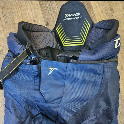 Junior Large CCM Tacks 7092 Girdle with Navy shells
