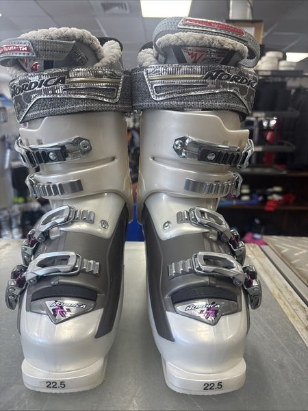 Mondo Size 22.5 Womens Size 5.5 NORDICA HOT ROD Ski Boots. Excellent Condition