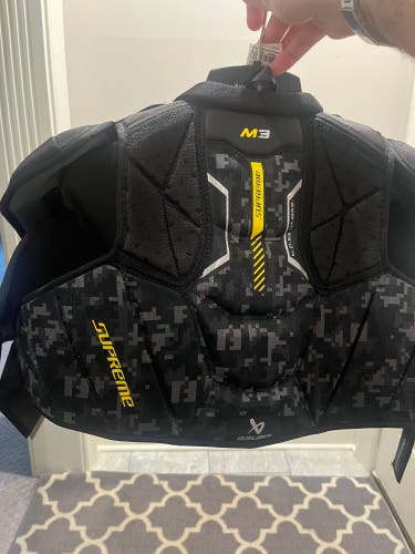 Medium Senior Bauer Supreme M3 Shoulder Pads (New)