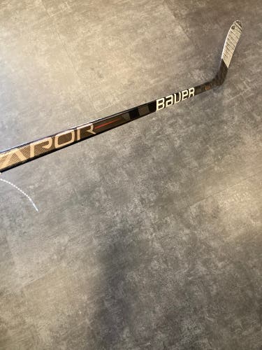 Youth Bauer Vapor Hyperlite Hockey Stick Left Hand P28 (Used)