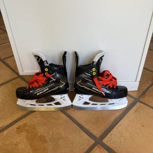 2024 Bauer Ignite Pro Hockey Skates Size 4 (Used) - Intermediate