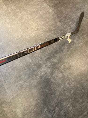 Bauer Vapor Hyperlite Hockey Stick P28 | Youth LH