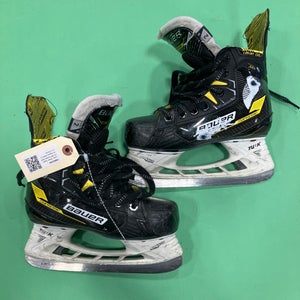 Junior Bauer Supreme M4 Hockey Skates Regular Width Size 2 (Used)