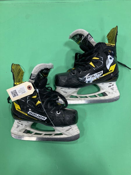 Junior Bauer Supreme M4 Hockey Skates Regular Width Size 2 (Used)