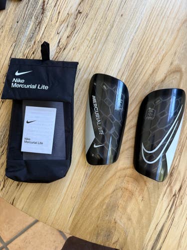 Unisex XS Nike Mercurial lite Shin Guards (New)