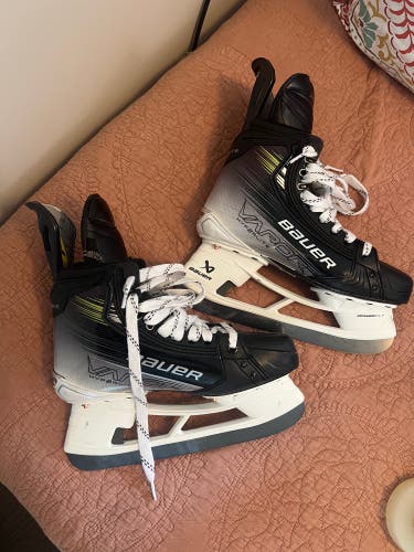 Bauer Vapor Hyperlite 2 Hockey Skates Regular Width 6.5 (Used)