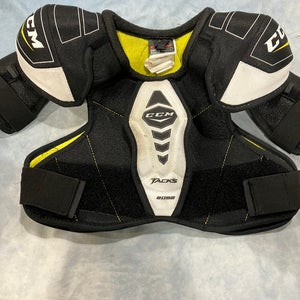 Medium Junior CCM Tacks 2052 Shoulder Pads (Used)