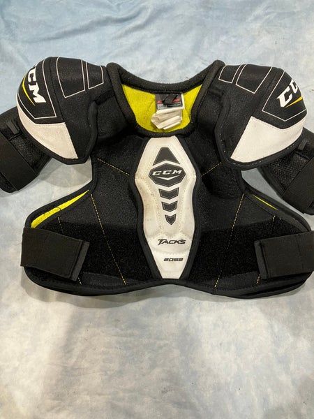 Medium Junior CCM Tacks 2052 Shoulder Pads (Used)