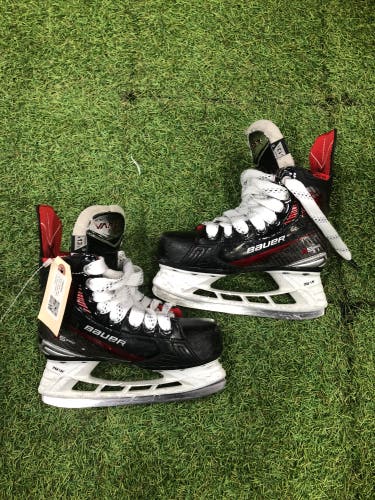 Youth Bauer Vapor X5 Pro Hockey Skates Regular Width 13.5 (Used)