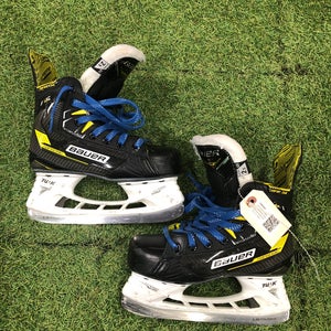 Junior Bauer Supreme M4 Hockey Skates Extra Wide Width Size 2.5 (Used)