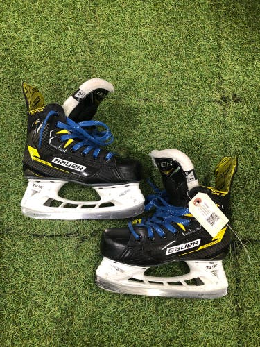 Junior Bauer Supreme M4 Hockey Skates Extra Wide Width Size 2.5 (Used)