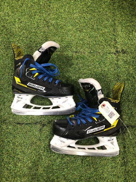 Junior Bauer Supreme M4 Hockey Skates Extra Wide Width Size 2.5 (Used)