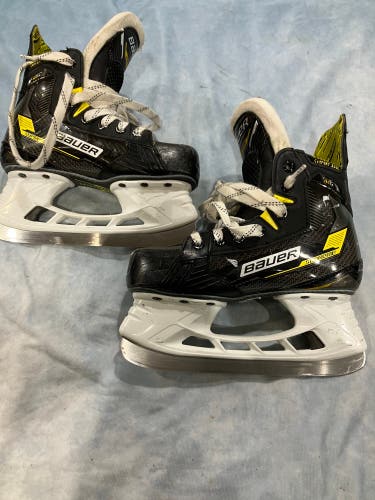 Junior Bauer Supreme M4 Hockey Skates Regular Width Size 2.5 (Used)