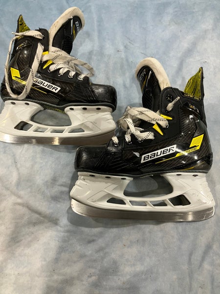 Junior Bauer Supreme M4 Hockey Skates Regular Width Size 2.5 (Used)