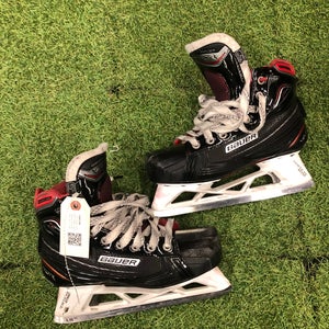 Junior Bauer Vapor X900 Hockey Goalie Skates Extra Wide Width Size 5.0 (Used)
