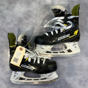 Junior Bauer Supreme M4 Hockey Skates Regular Width Size 2.5 (Used)