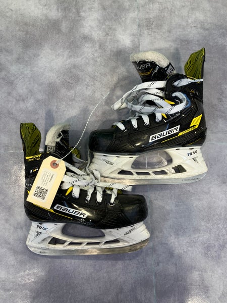 Junior Bauer Supreme M4 Hockey Skates Regular Width Size 2.5 (Used)
