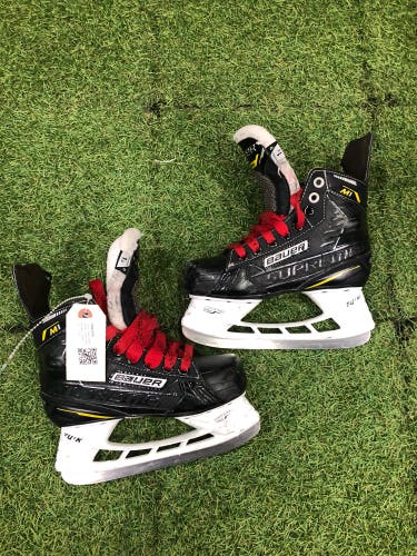 Junior Bauer Supreme M1 Hockey Skates Regular Width Size 1.5 (Used)
