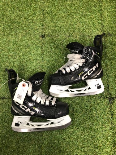 Junior CCM Tacks XF 80 Hockey Skates Size 2.0 (Used)